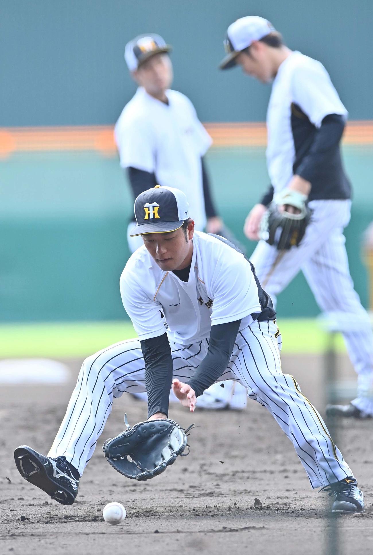 ノックを受ける高橋（撮影・上田博志）