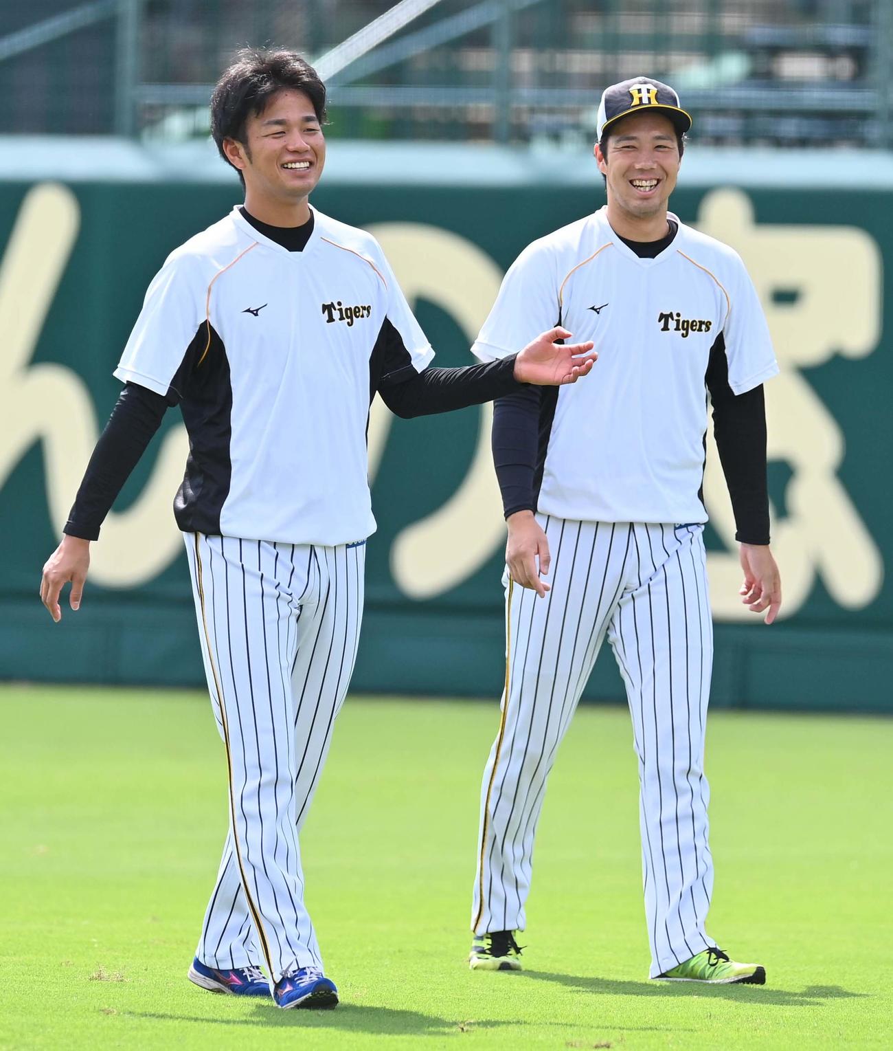 青柳（右）と談笑する高橋（撮影・上田博志）