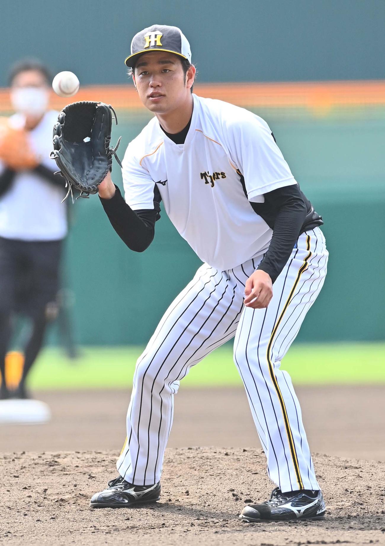 ノックを受ける高橋（撮影・上田博志）