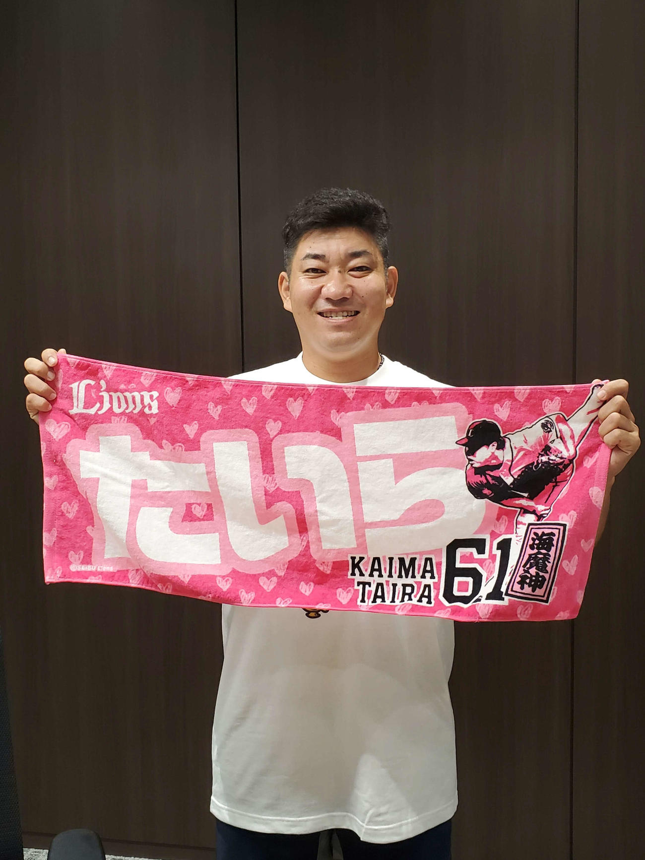 新グッズをプロデュースした西武高橋アカデミーコーチ（球団提供）