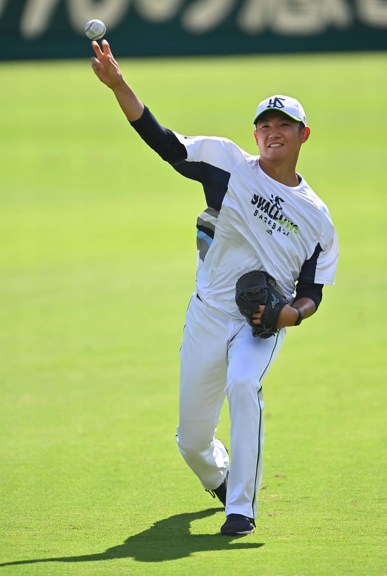 甲子園球場でランニングをする奥川（撮影・上田博志）
