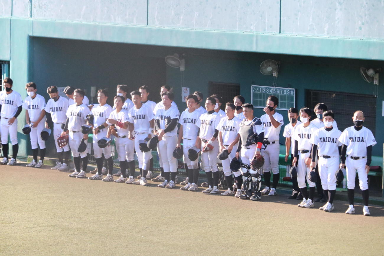 神戸国際大に7回コールド勝ちを決めて整列する大体大ナイン（撮影・林亮佑）