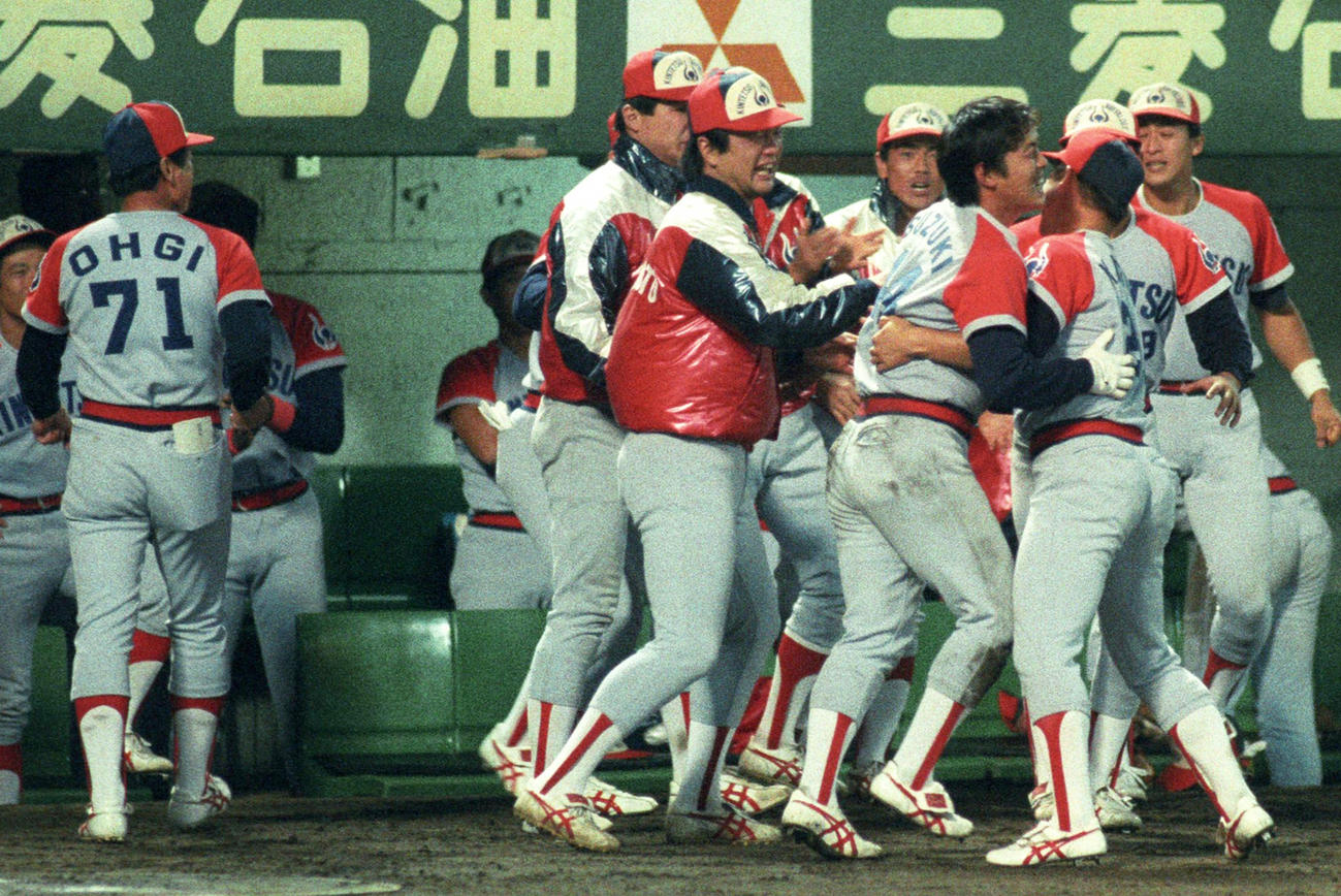 「10・19」ダブルヘッダー第1試合の9回、梨田昌孝の勝ち越し適時打に盛り上がる近鉄ベンチ（1988年10月19日撮影）