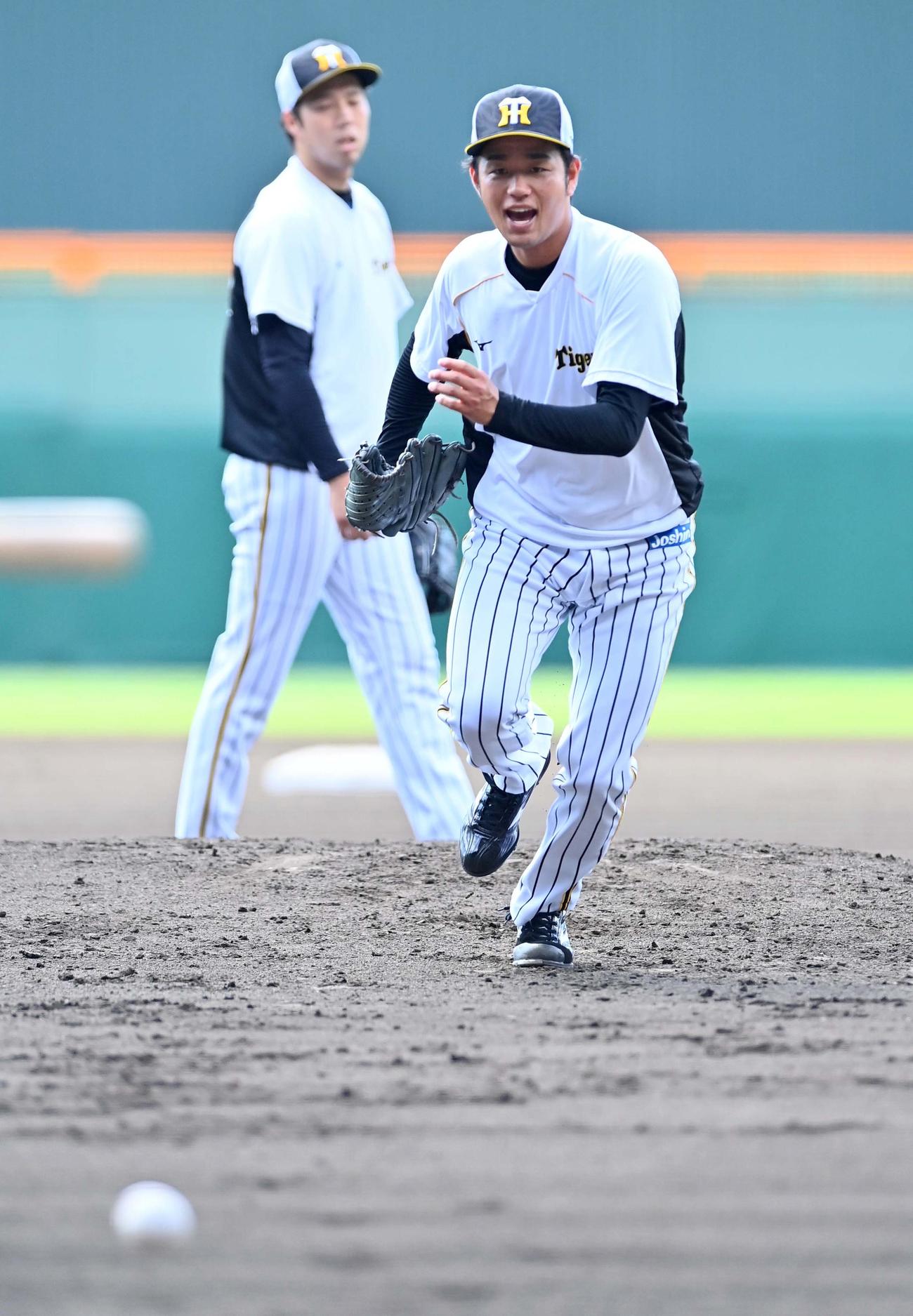 声を出しながらノックを受ける阪神高橋遥人（撮影・上田博志）