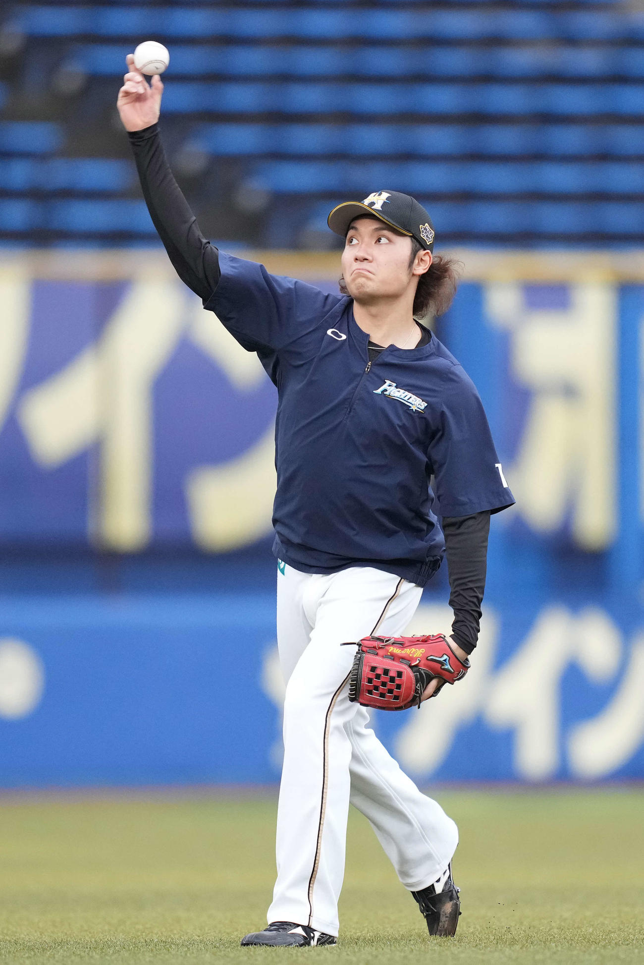 3日、キャッチボールなどで調整する伊藤
