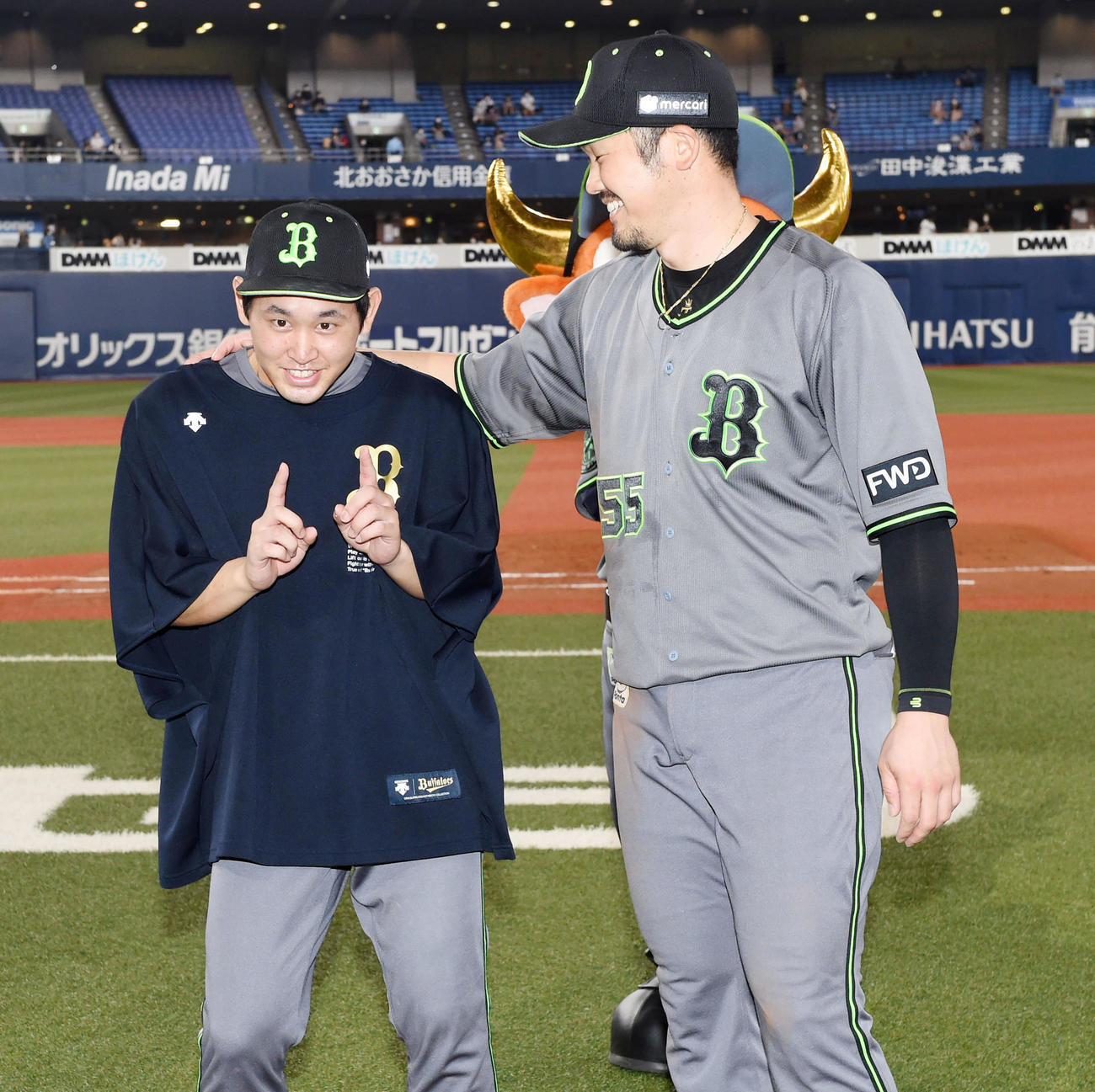 オリックス対西武　11勝ポーズの宮城（左）はT－岡田に祝福される（2021年8月21日撮影）