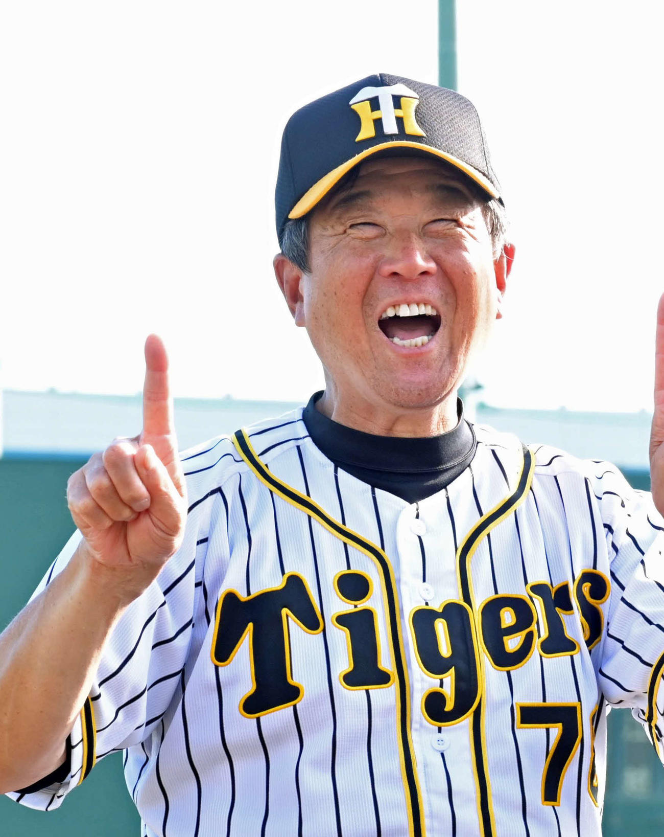 ウエスタン・リーグ新記録となる14連勝を飾って笑顔を見せる阪神・平田2軍監督（代表撮影）