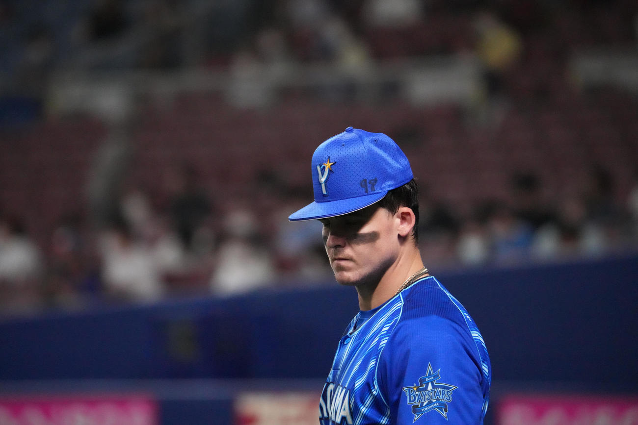 5日、中日対DeNA　帽子に「98」と記して試合に臨んだオースティン