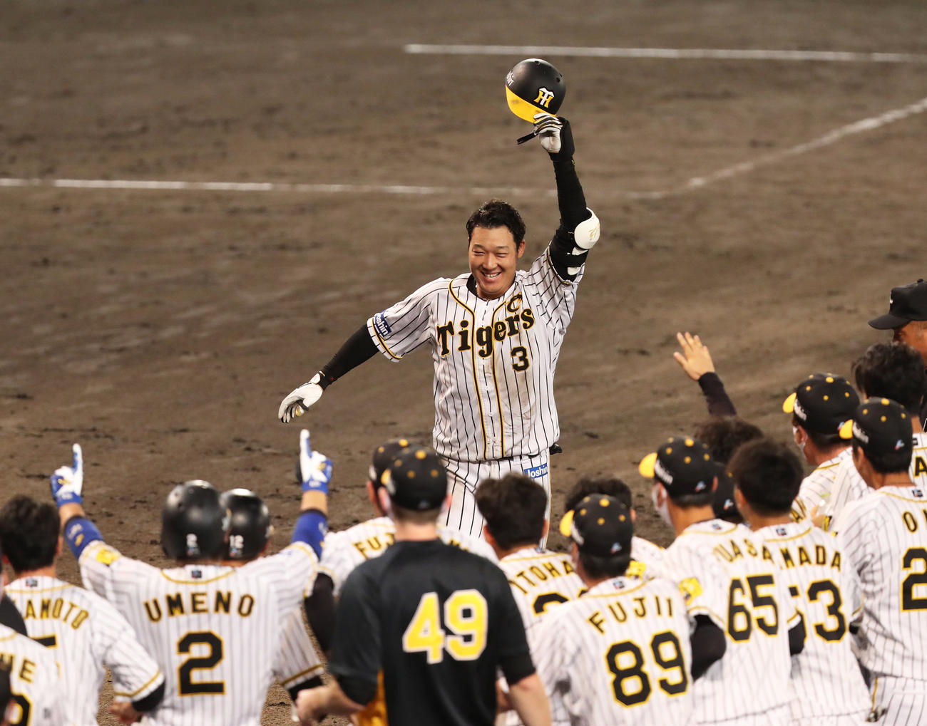 4日巨人戦でサヨナラ2ランを放ち笑顔で生還する阪神大山悠輔