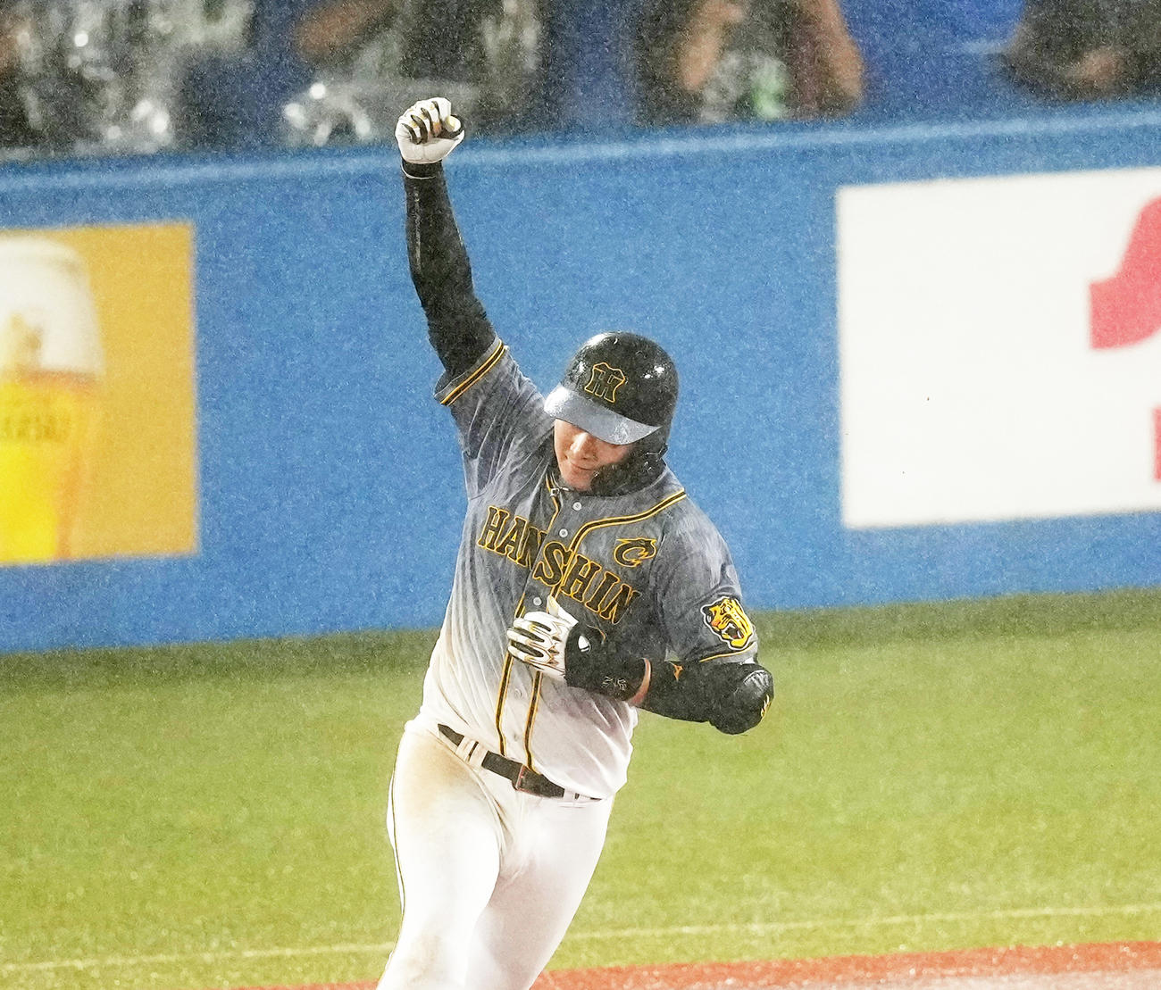 7月8日ヤクルト戦の8回に勝ち越し3ランを放った大山悠輔はガッツポーズ