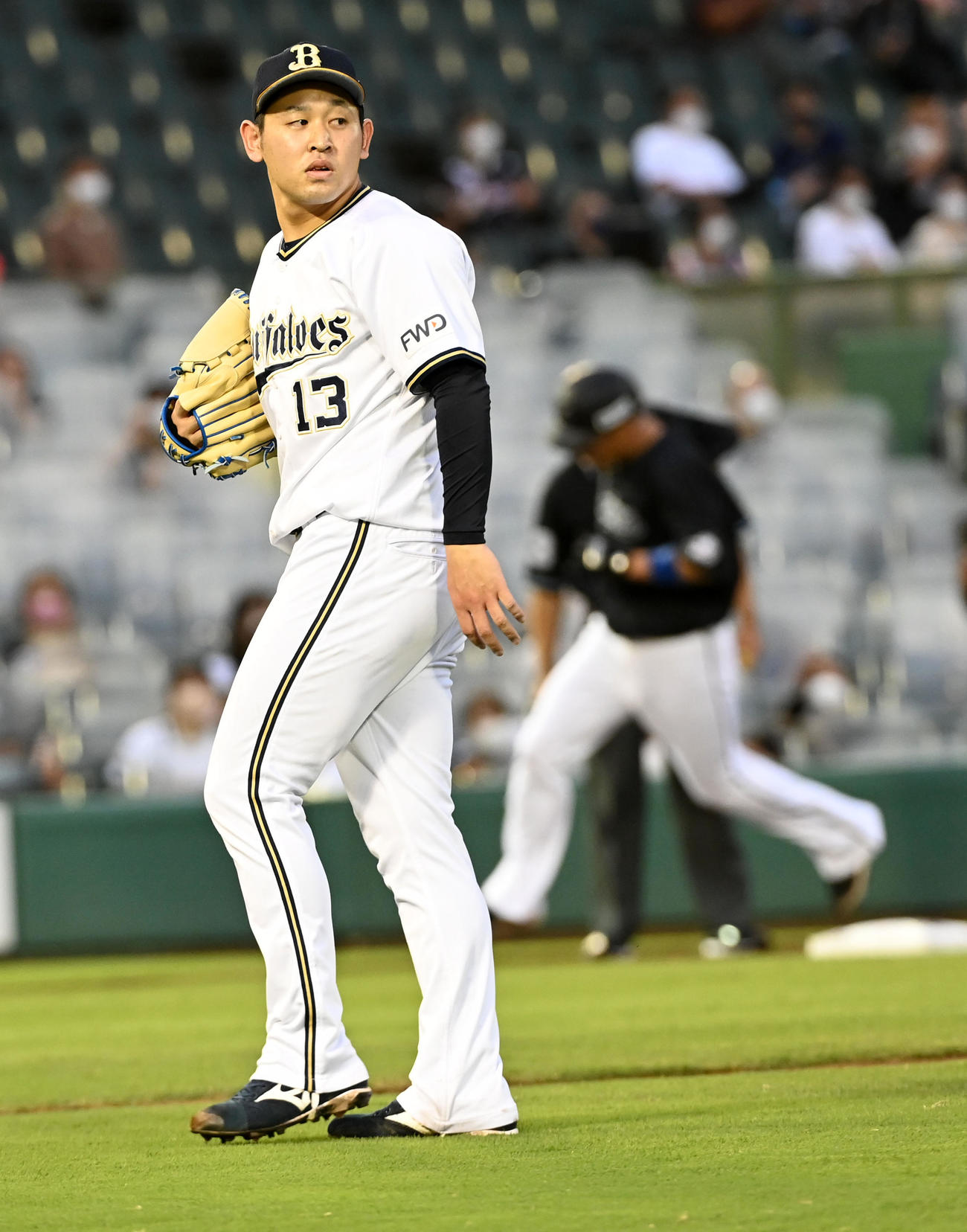 オリックス対ロッテ　1回表ロッテ1死二、三塁、マーティンに先制の右適時2点二塁打を打たれがっくりする宮城（撮影・前岡正明）