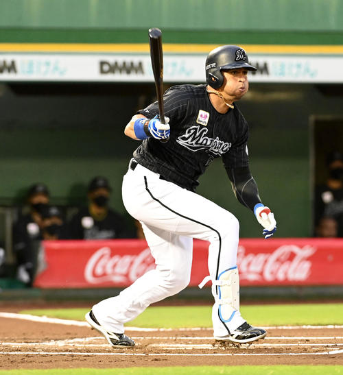 オリックス対ロッテ　1回表ロッテ1死二、三塁、マーティンは先制の右適時2点二塁打を放つ（撮影・前岡正明）