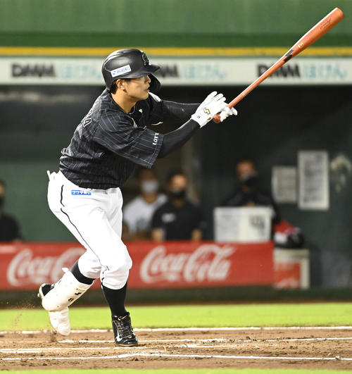 オリックス対ロッテ　2回表ロッテ1死満塁、中村奨は中犠飛を放つ（撮影・前岡正明）