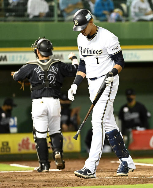 オリックス対ロッテ　3回裏オリックス2死一、二塁、モヤは空振りの三振に倒れる（撮影・前岡正明）