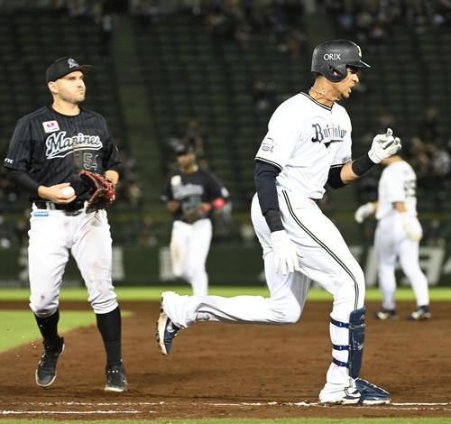 オリックス対ロッテ　5回裏オリックス1死満塁、モヤは二塁ゴロ併殺に倒れる（撮影・前岡正明）