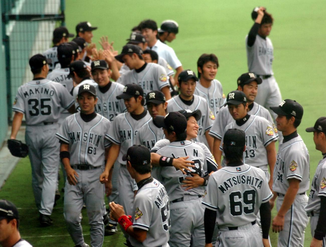 05年8月31日、ウエスタン・リーグ優勝を祝う阪神ナイン