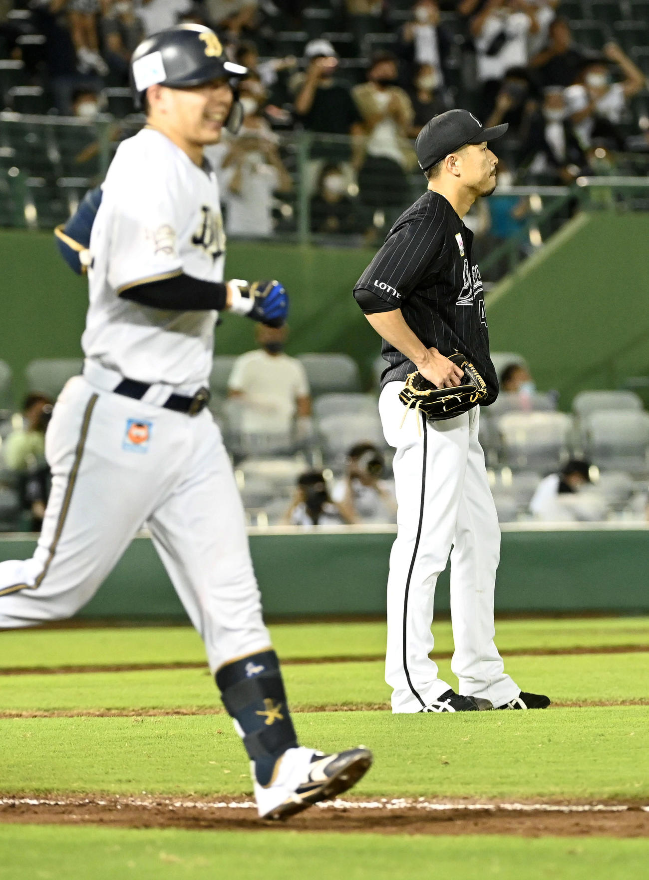 オリックス対ロッテ　9回裏オリックス1死満塁、大下にサヨナラ適時打を浴びてがっくりする田中（右）（撮影・前岡正明）