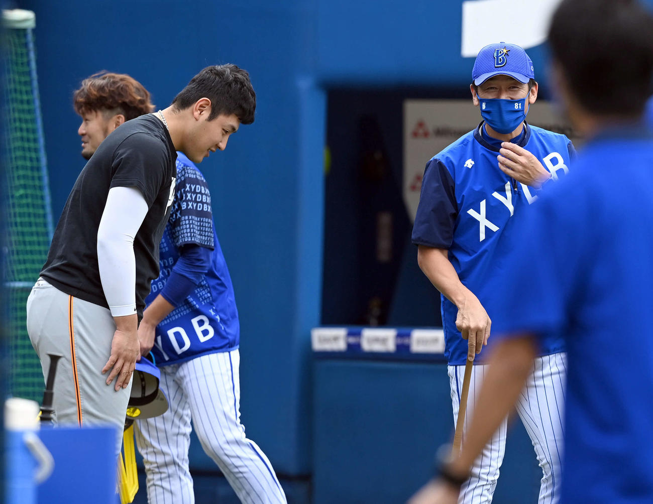 DeNA対巨人　巨人岡本和（左）と談笑するDeNA三浦監督（撮影・たえ見朱実）