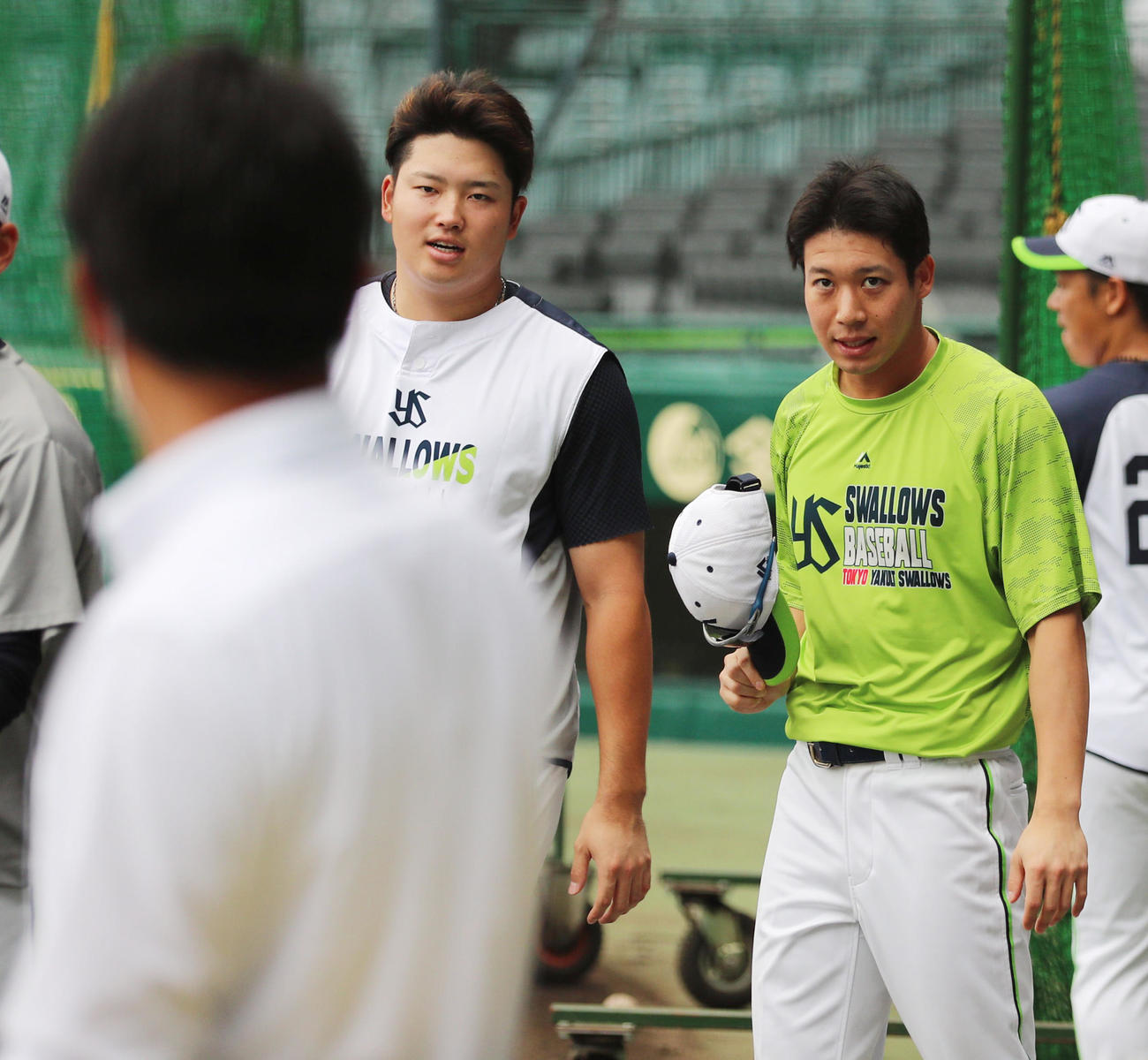 侍ジャパンの稲葉元監督（手前）とあいさつを交わすヤクルト村上（左）山田（撮影・清水貴仁）