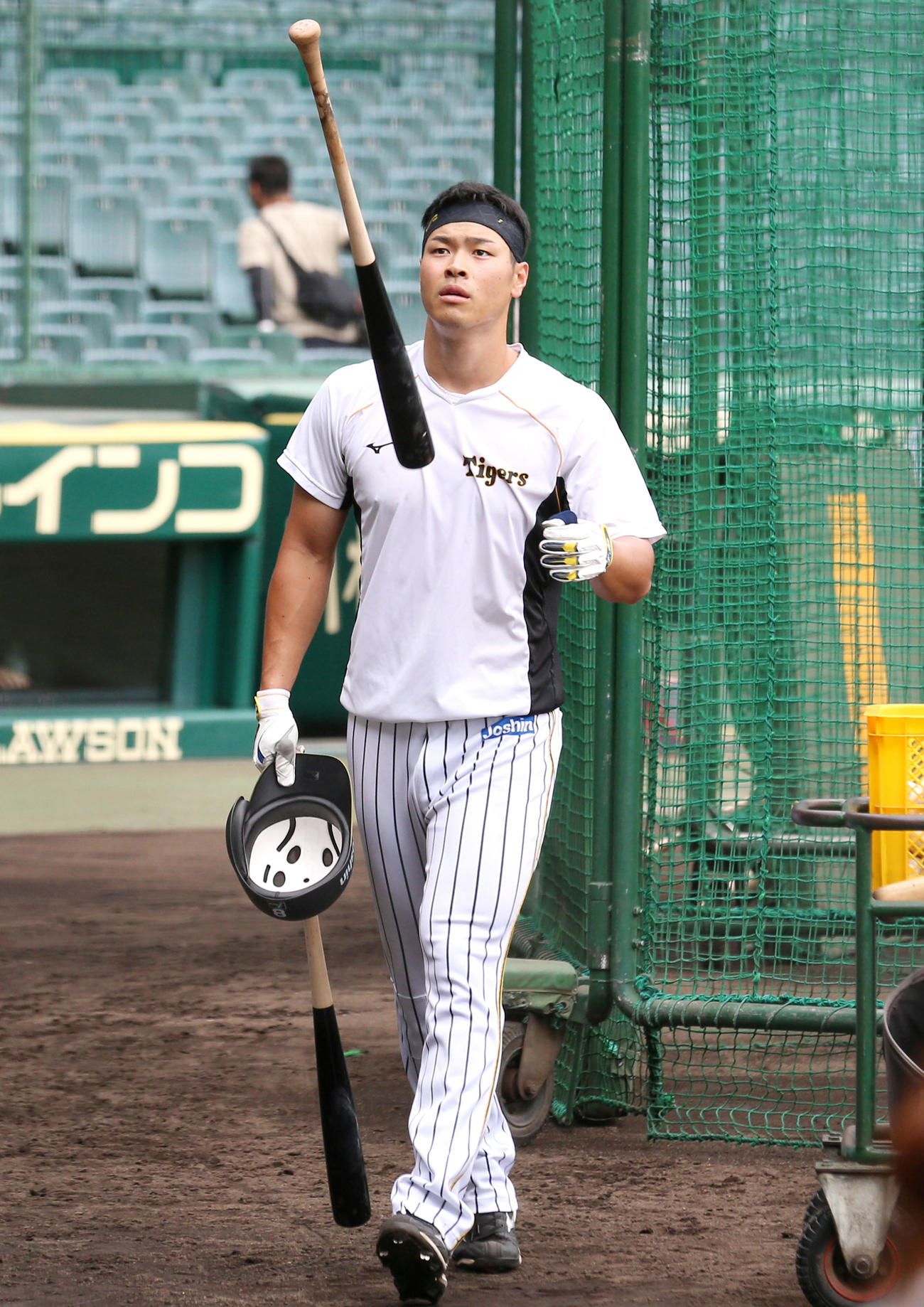 阪神対ヤクルト　試合前の打撃練習を終えバットを宙に浮かせる佐藤輝（撮影・上山淳一）