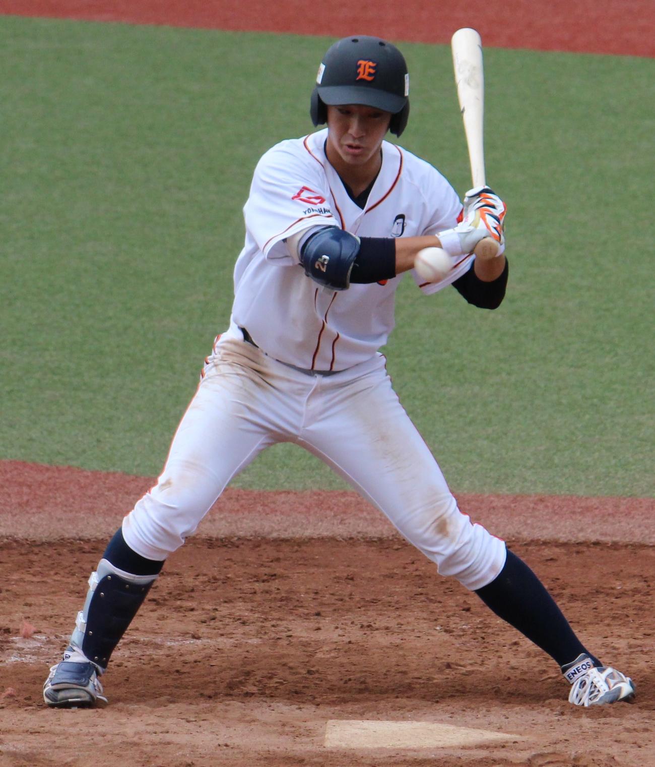 横浜金港クラブ対ENEOS ENEOS7回裏2死一、二塁、四球を選ぶ度会（撮影・古川真弥）