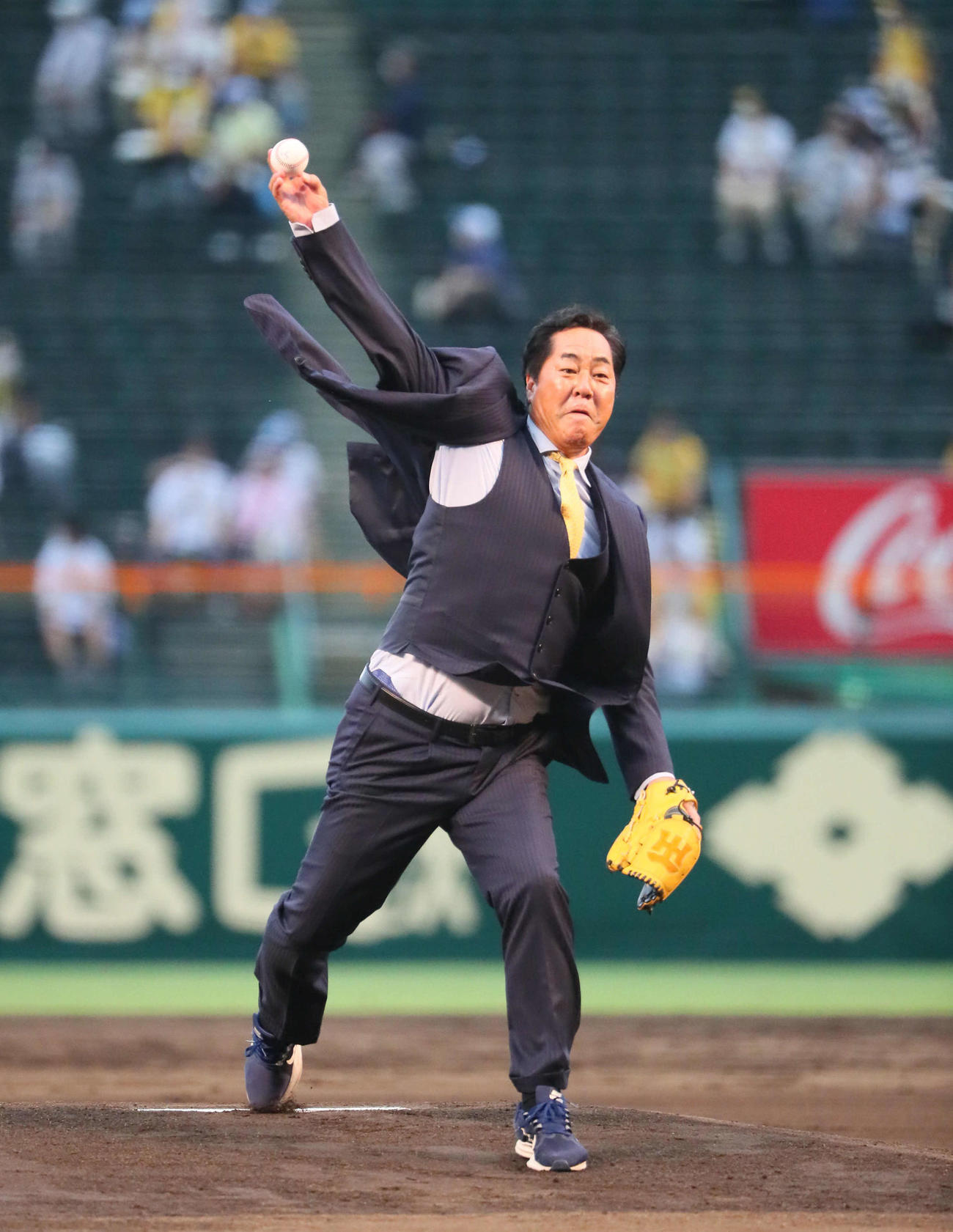 阪神対ヤクルト　ファーストピッチセレモニーを行った本紙評論家の中西清起氏（撮影・宮崎幸一）