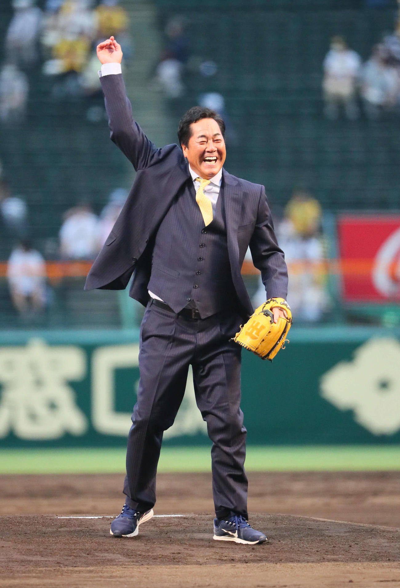 阪神対ヤクルト　ファーストピッチセレモニーを行った本紙評論家の中西清起氏（撮影・宮崎幸一）