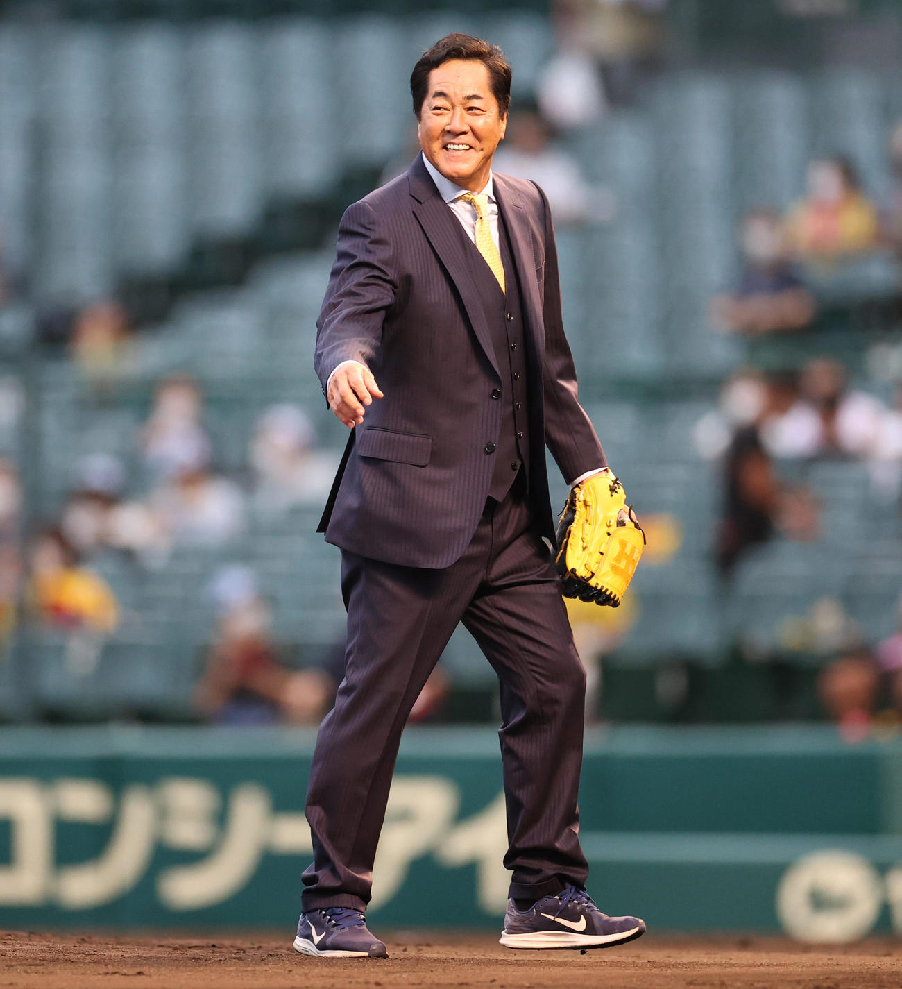 阪神対ヤクルト　ファーストピッチセレモニーを行う中西清起氏（撮影・清水貴仁）