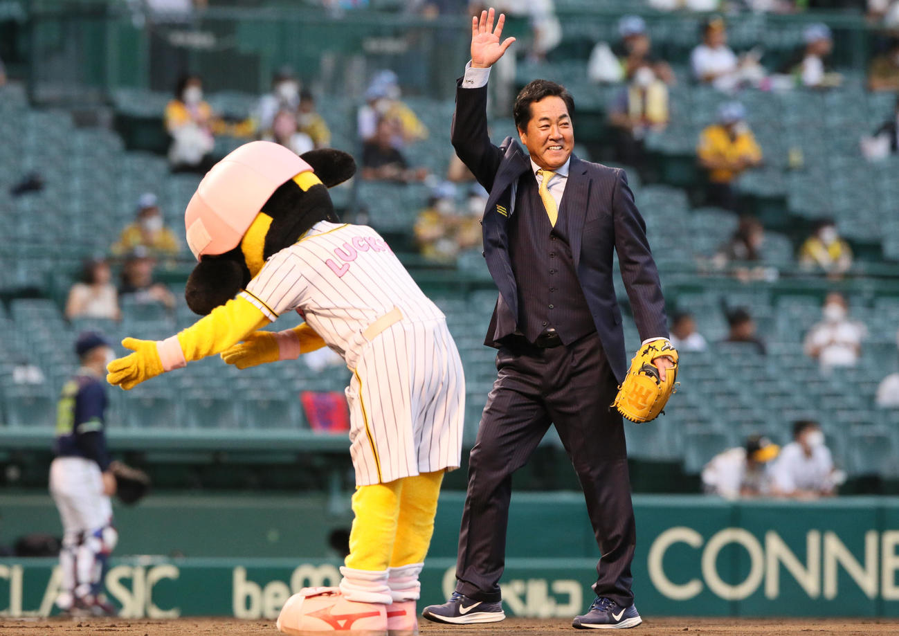 阪神対ヤクルト　ファーストピッチを行い笑顔で手を挙げる本紙評論家の中西清起氏（撮影・上山淳一）