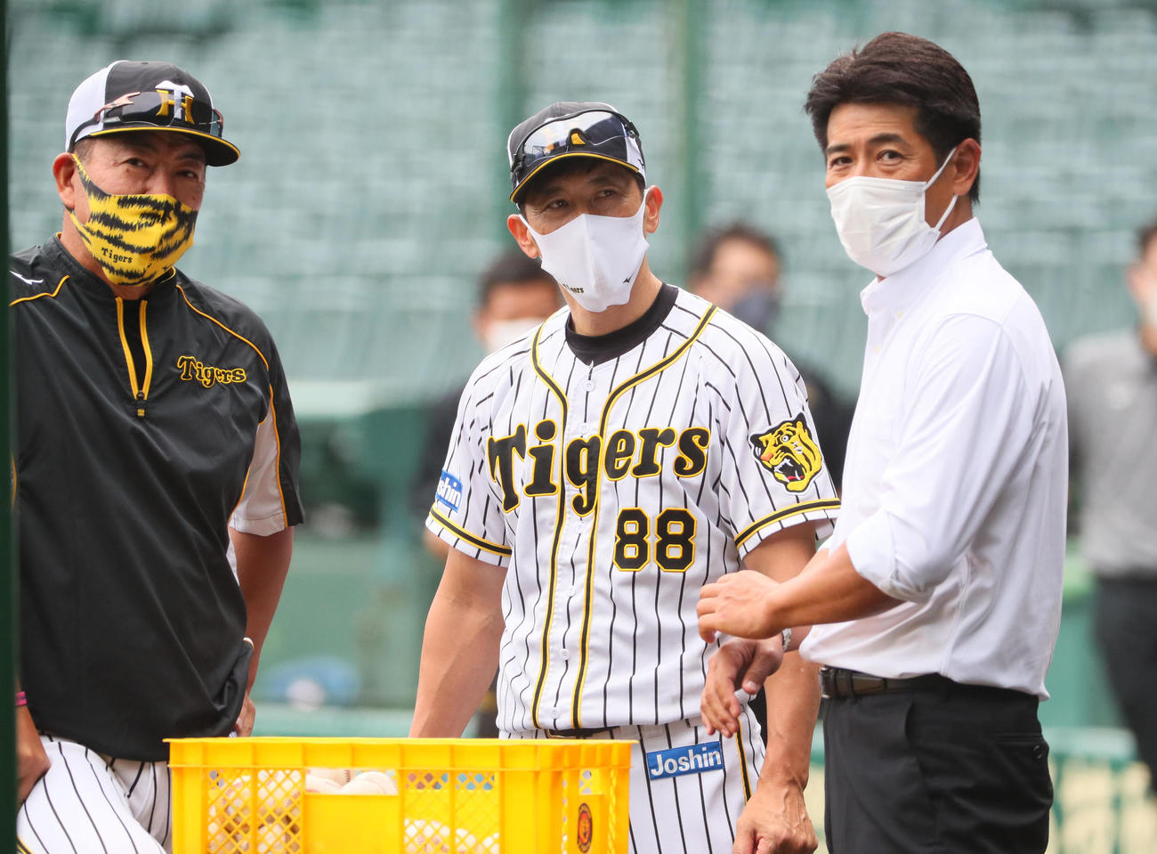 試合前、あいさつを交わした矢野監督（中央）と侍ジャパン稲葉監督（右）。左は井上ヘッドコーチ（撮影・宮崎幸一）