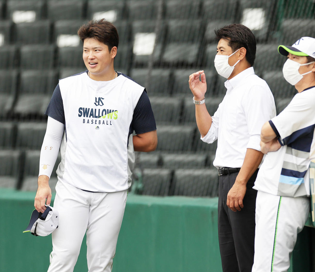 阪神対ヤクルト　侍ジャパンの稲葉監督（中央）とあいさつを交わすヤクルト村上（左）、右は高津監督（撮影・清水貴仁）