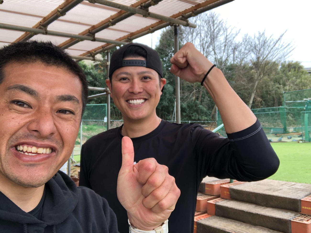 自主キャンプ初日、笑顔で写真に納まる保田トレーナーとDeNA宮国（保田氏提供）