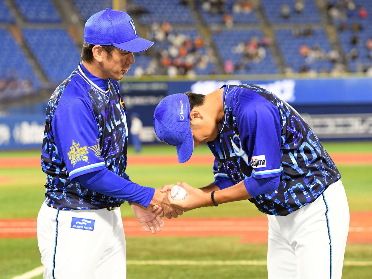 DeNA対巨人　移籍後、初勝利を飾り三浦監督と握手を交わし深々と頭を下げるDeNA宮国（撮影・たえ見朱実）