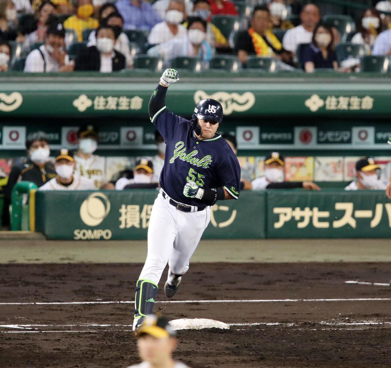 阪神対ヤクルト　3回表ヤクルト1死一、二塁、村上は右越え3点本塁打を放ちガッツポーズを見せダイヤモンドをまわるる（撮影・加藤哉）
