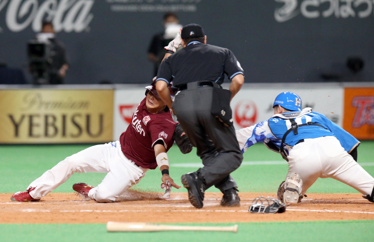 日本ハム対楽天　5回表楽天2死二、三塁、小深田の同点となる中前適時打で生還する二塁走者の山崎（撮影・佐藤翔太）