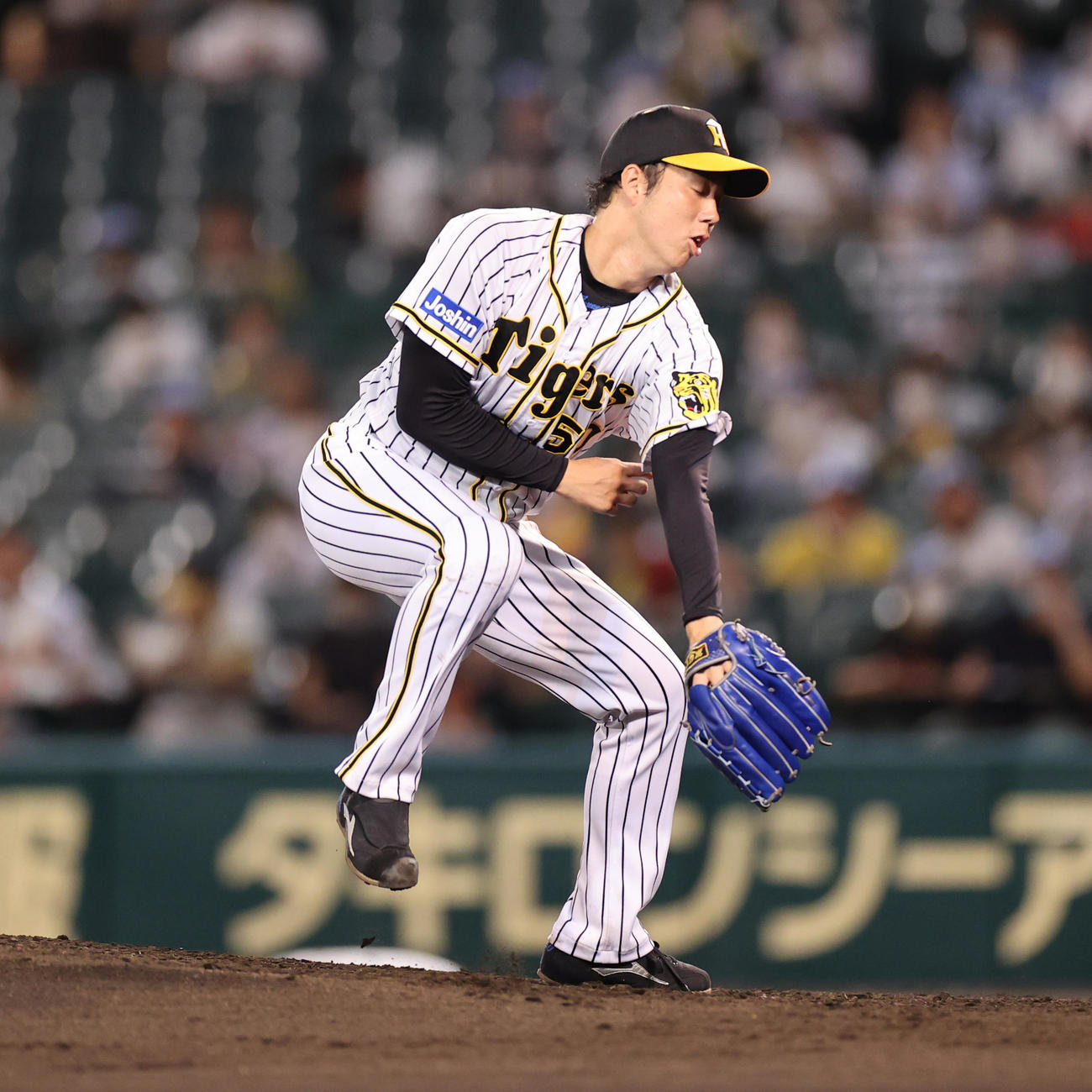阪神対ヤクルト　3回表ヤクルト無死、宮本に中前打を打たれる阪神青柳（撮影・清水貴仁）