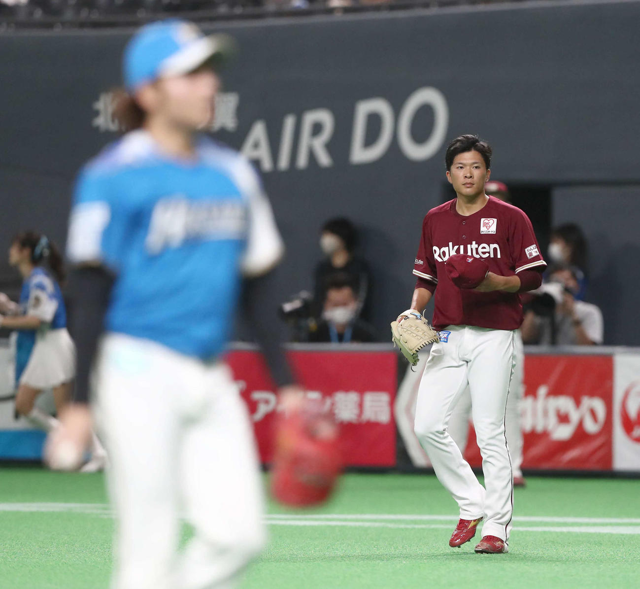 日本ハム対楽天　2回裏、マウンドに向かう楽天早川。左はベンチに戻る日本ハム伊藤（撮影・黒川智章）