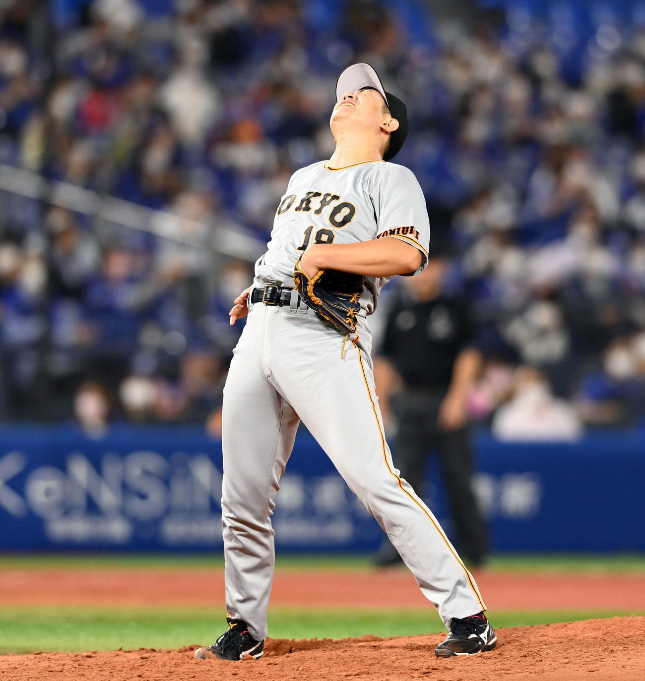 DeNA対巨人　5回裏DeNA1死一塁、オースティンに四球を与え、のけぞり悔しがる菅野（撮影・たえ見朱実）