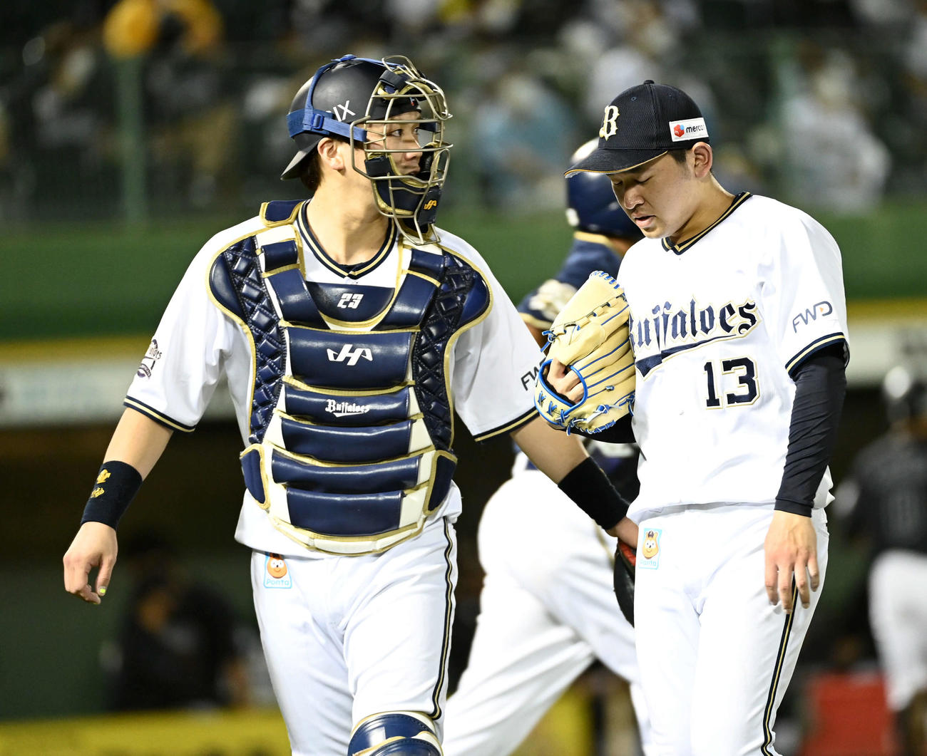 オリックス対ロッテ　2回表を終え、ロッテに3点を奪われがっくりとベンチに戻る宮城（右）。左は捕手伏見（撮影・前岡正明）
