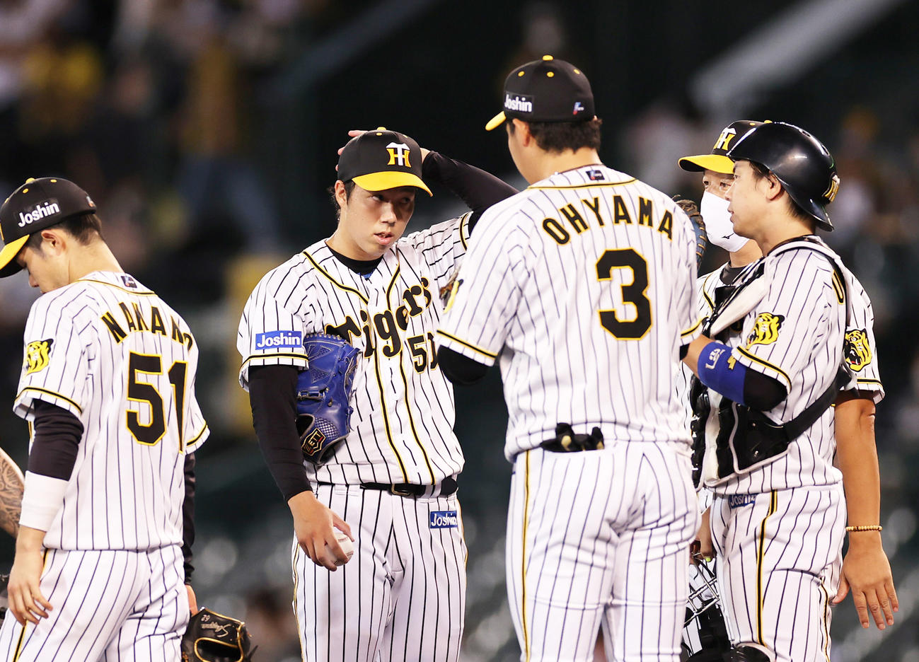3回表ヤクルト1死一、二塁、村上の打席を前にマウンドに集まる青柳（中央）ら阪神の選手たち（撮影・清水貴仁）