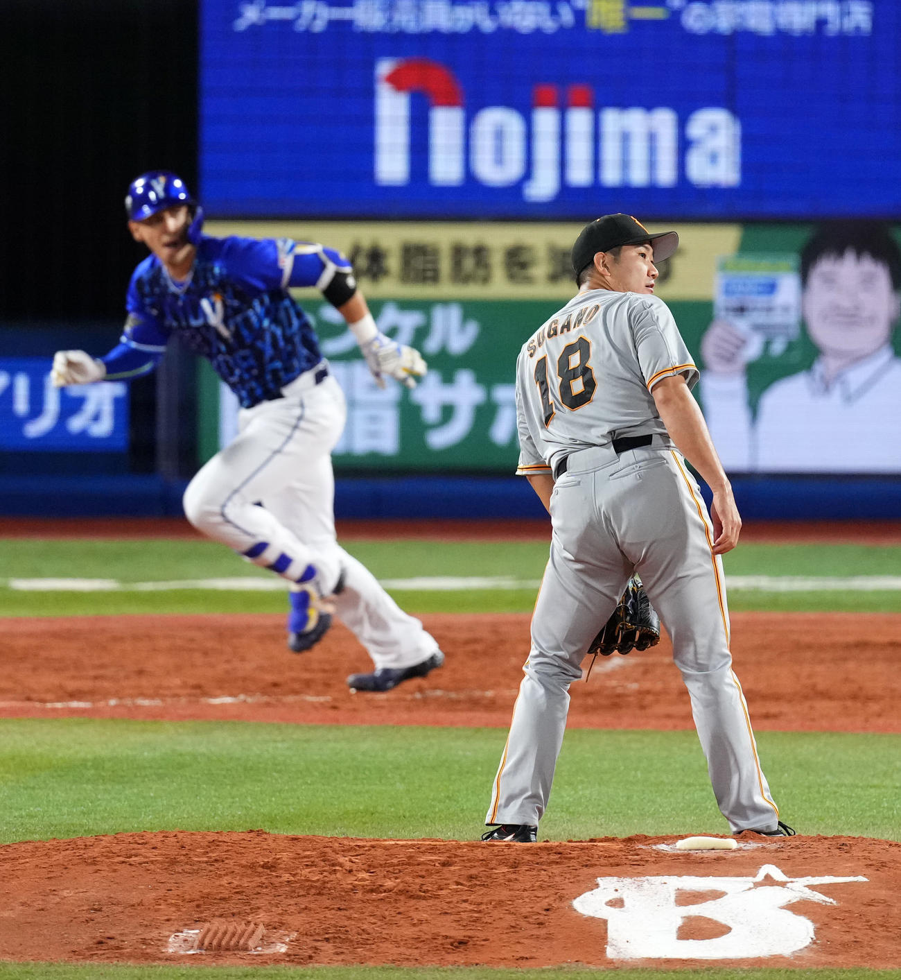 DeNA対巨人　5回裏DeNA1死満塁、ソトに左越え2点適時二塁打を浴びる菅野（撮影・横山健太）