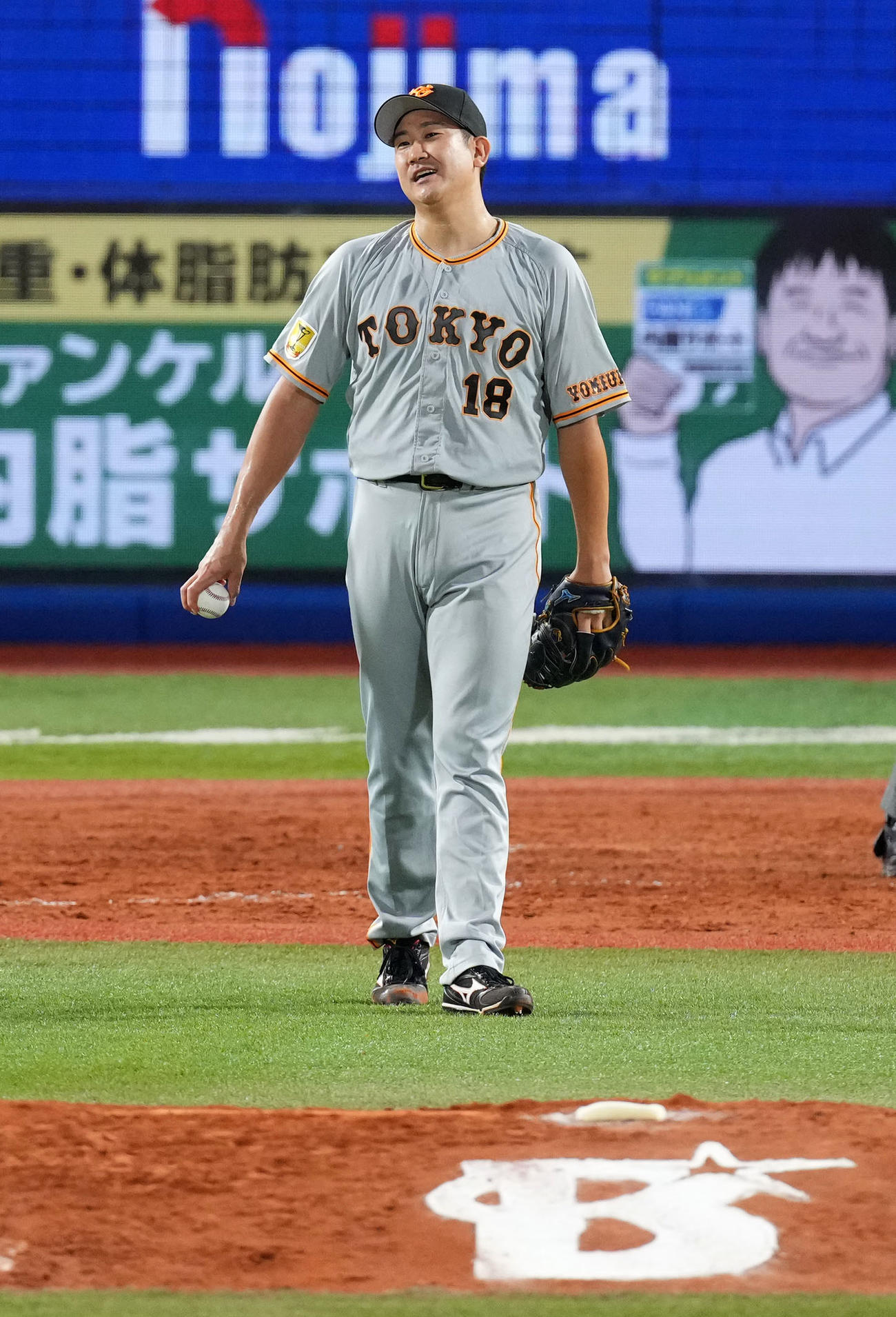 DeNA対巨人　5回裏DeNA1死満塁、ソトに左越え2点適時二塁打を浴び肩を落とす菅野（撮影・横山健太）