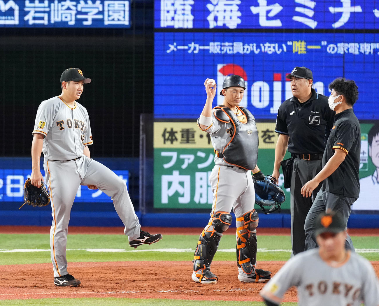 DeNA対巨人　5回裏途中、足を傷める巨人菅野（左）（撮影・横山健太）