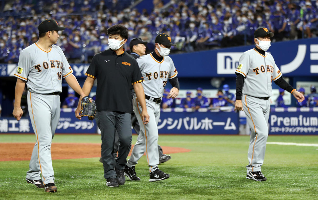 DeNA対巨人　5回裏途中、菅野（左）を降板させる原監督（右）（撮影・狩俣裕三）