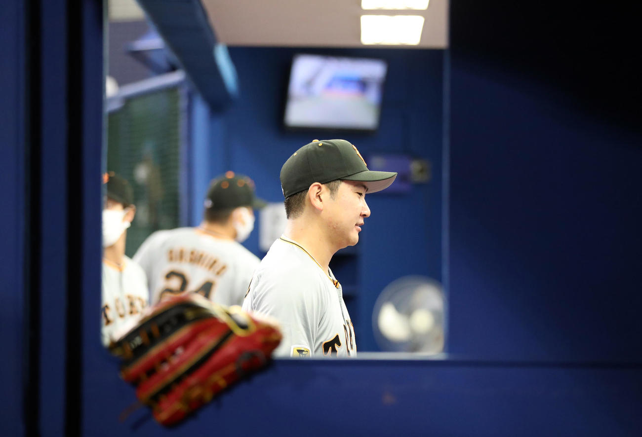 DeNA対巨人　5回裏途中、降板する菅野（撮影・狩俣裕三）