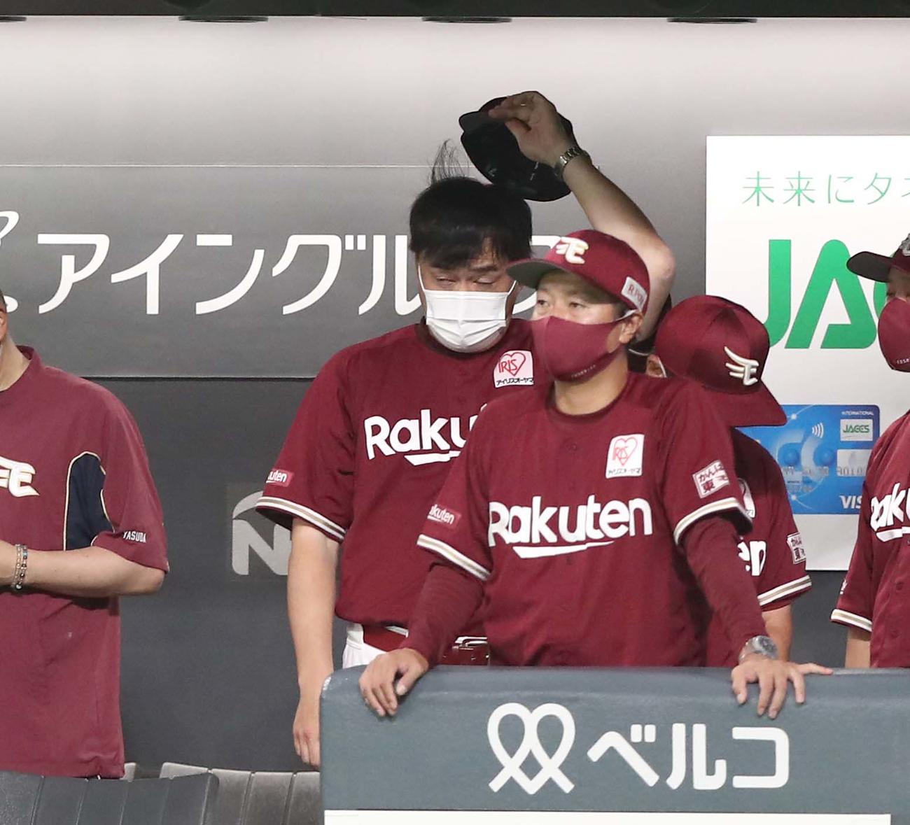 日本ハム対楽天　ベンチで渋い表情の石井GM兼監督（撮影・黒川智章）