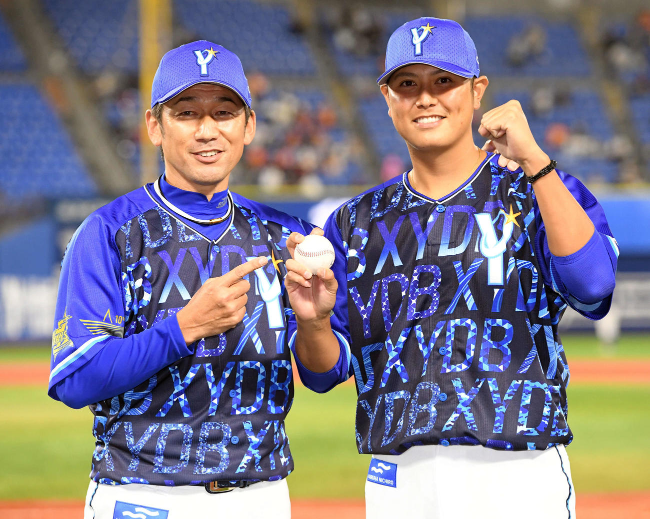 DeNA対巨人　移籍後、初勝利を飾りDeNA三浦監督（左）とポーズを決める宮国（撮影・たえ見朱実）