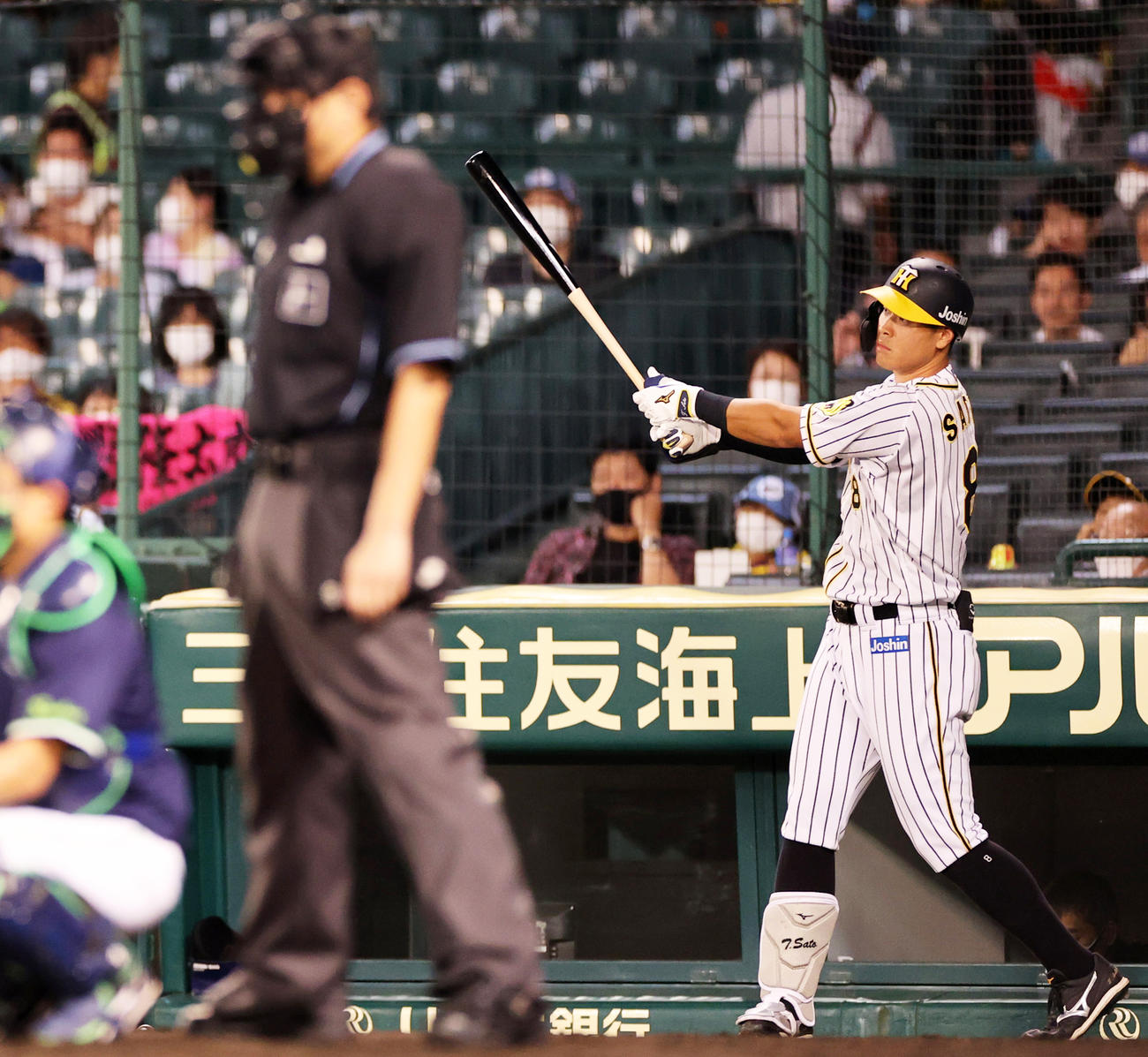 3回裏阪神1死、次打者青柳の打順での代打に備えネクストバッターズサークルで準備する佐藤輝明（撮影・清水貴仁）