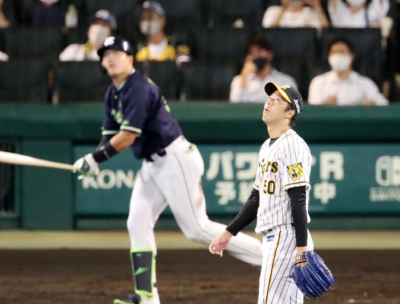3回表ヤクルト1死一、二塁、村上（左）に右越え3点本塁打を浴びる青柳（撮影・加藤哉）