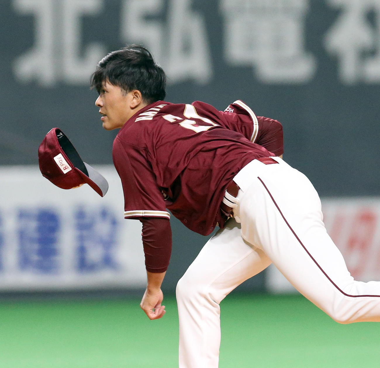 日本ハム対楽天　帽子を飛ばしながら力投する楽天の早川（撮影・佐藤翔太）